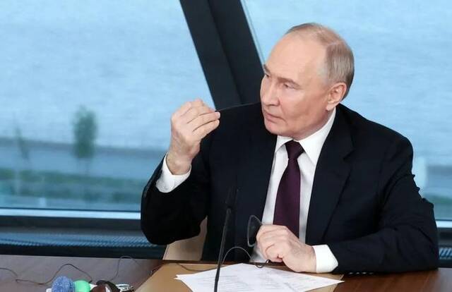 △当地时间6月5日，俄罗斯总统普京在圣彼得堡与多国通讯社领导人会谈。