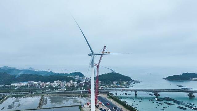 全球首台18兆瓦海上风电机组吊装成功