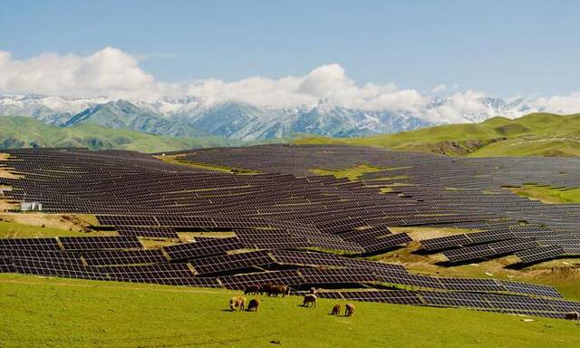 中国绿发新疆尼勒克风电光伏一体化项目首期200万千瓦光伏项目并网