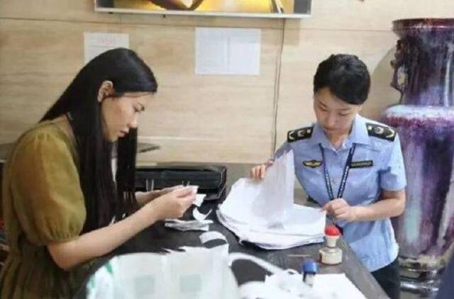 郑州市市场监管局对全市宾馆酒店“高考房”价格进行督导检查。图/大河报·豫视频