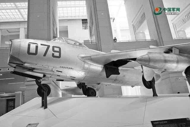 在中国人民革命军事博物馆兵器馆里，陈列着一架编号为079的米格-15歼击机，机身遍布铆钉。周乐供图