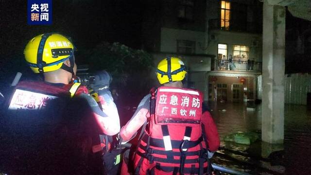 暴雨致广西钦州灵山县内涝 消防紧急疏散被困群众