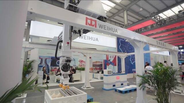 第九届中国•长垣国际起重装备博览交易会卫华集团展位上的空间机器人