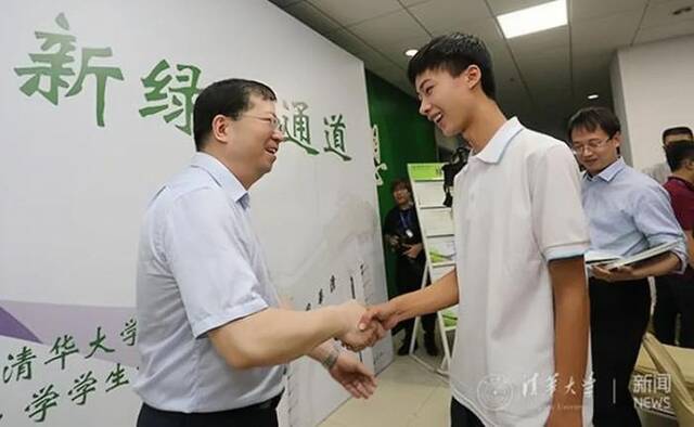 2017年8月，清华大学新生入学，时任校长邱勇与庞众望握手交谈