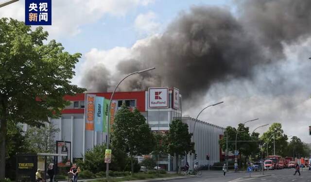 ▲德国柏林西南部一处金属加工厂突发重大火灾。图据央视新闻