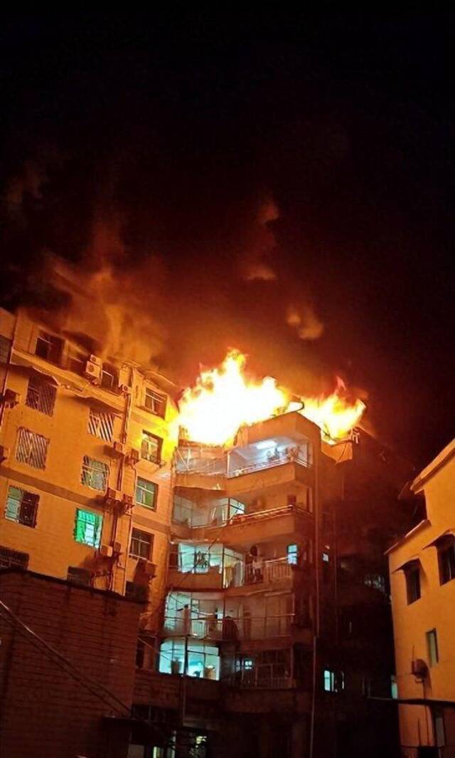 大楼顶部起火