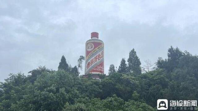 仁怀市内的巨型贵州茅台酒酒瓶。