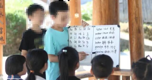 支教研学团小志愿者在给大凉山孩子教英语。图源：某机构研学产品截图