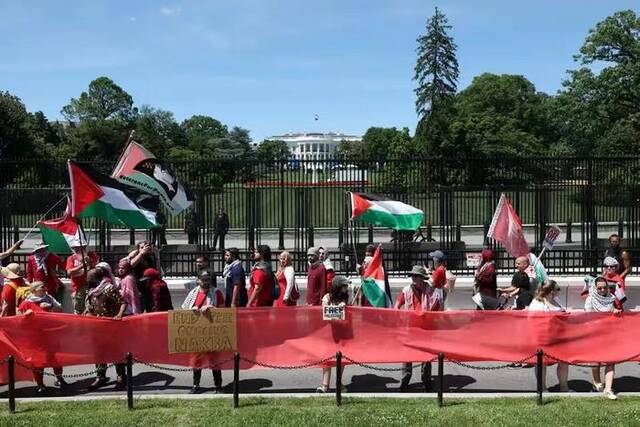 “拜登不划红线，我们划！”美国爆发挺巴勒斯坦集会，“民众红线”包围白宫
