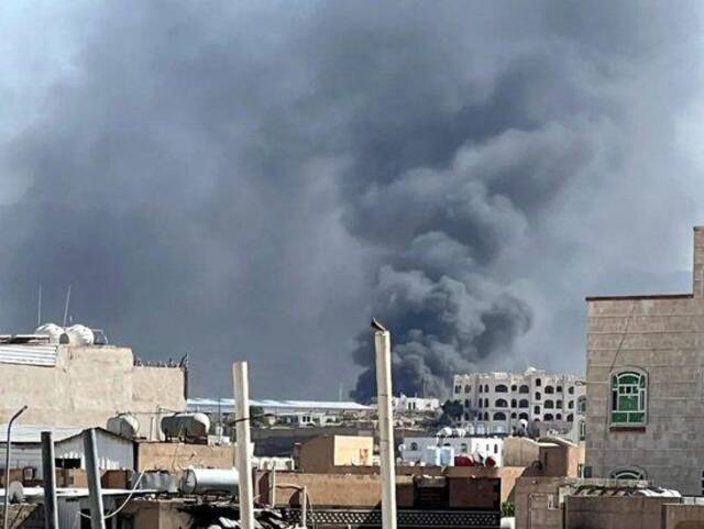 ▲6月7日，在也门首都萨那，据信是遭到美英空袭的地点升起滚滚浓烟。（路透社）
