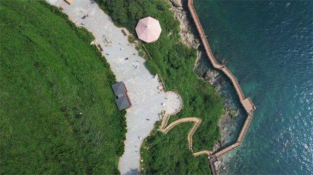 2023年8月16日，长海县小长山岛小水口森林公园一角（无人机照片）。新华社记者陈为摄