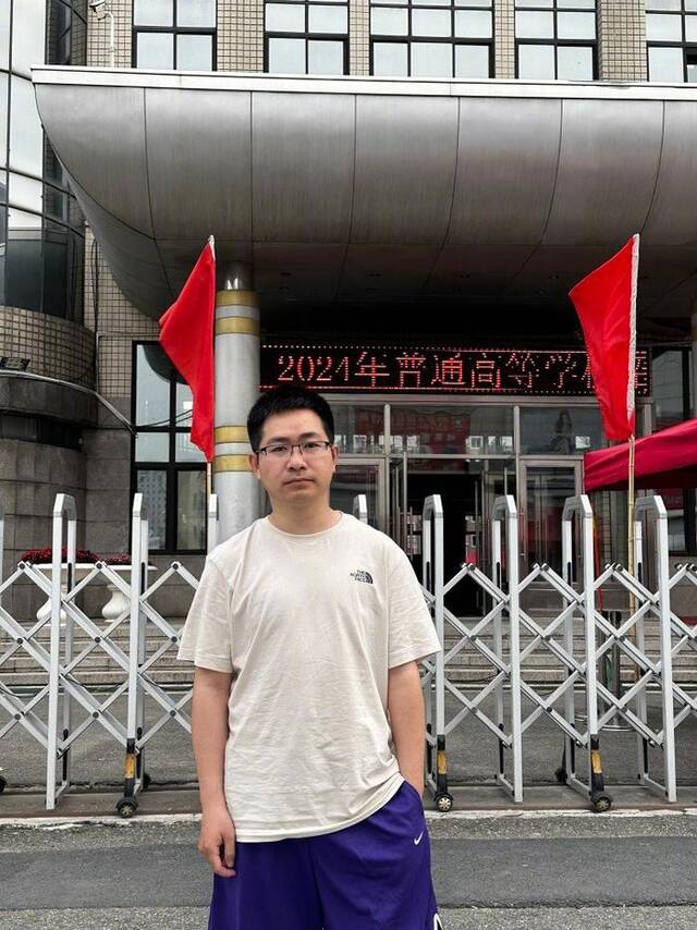 35岁的清华毕业生李龙再次参加高考。上游新闻记者张莹摄