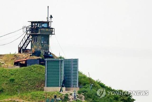 位于京畿道坡州韩朝边界的一处军事设施，摄于6月7日。其原本设有对朝扩音设备，目前该设施内是否有扩音器尚不得而知。图源：韩联社