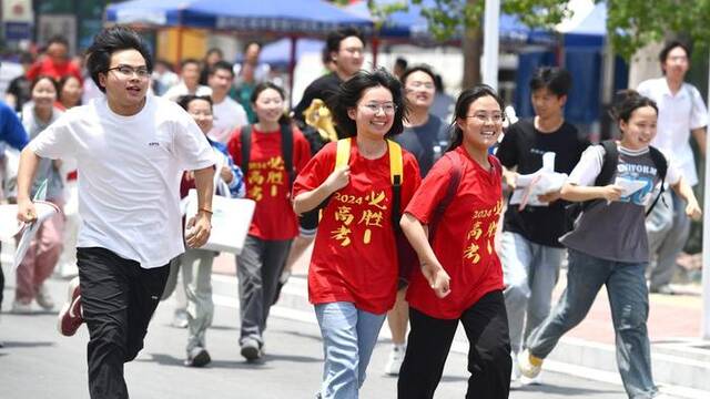 2024年6月9日，在安徽省阜阳师范大学附属西清路中学考点，考生参加完最后一门考试后奔出考场。视觉中国图