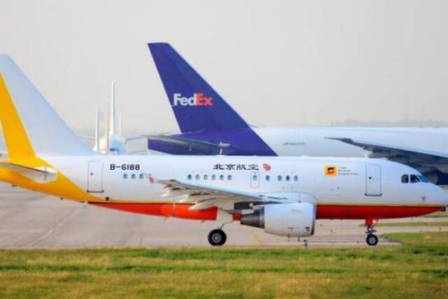 曾经涂装北京航空公司标识的一架空客A-318CJ飞机，该架飞机也曾涂装过国航标识，后于2021年换为南航涂装，在广州某地用于学生培训图：资料