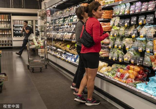 当地时间2023年9月22日，美国纽约，消费者在超市购物。
