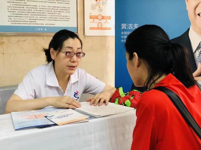 北京大学人民医院器官捐献协调员尹利华（左）。受访者供图