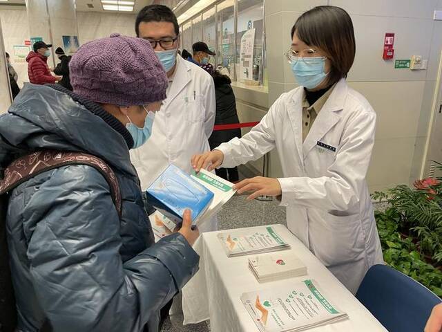 2020年6月11日，佟鑫（图右）在中国器官捐献日宣传活动上。受访者供图