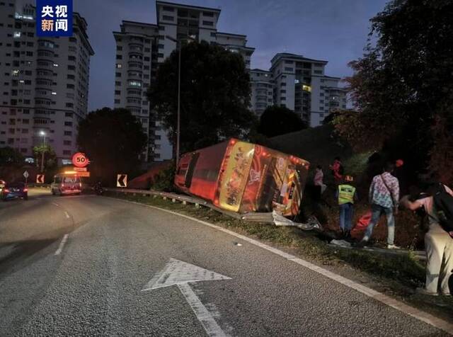马来西亚吉隆坡一旅游巴士翻覆 伤亡情况不明