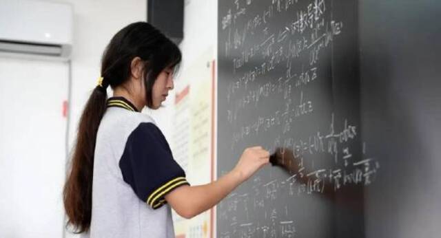 17岁中专女生闯进全球数学竞赛决赛 坦言“只想证明女生也能学好数学”