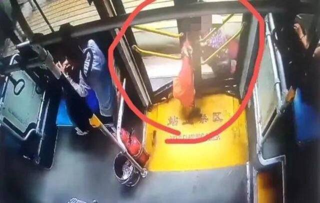 广西柳州八旬老人下公交车时小推车被夹，倒地拖行后不幸身亡