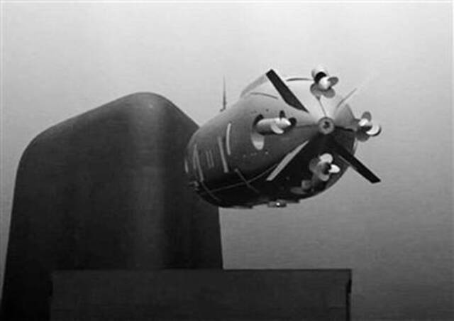 超大型无人潜航器：海战“水下黑马”