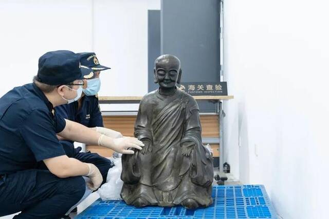 南通海关查获的青铜佛像