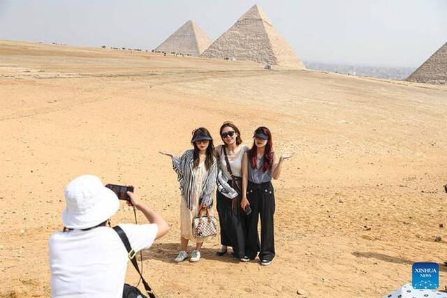 在埃及金字塔游玩的中国游客（新华网）
