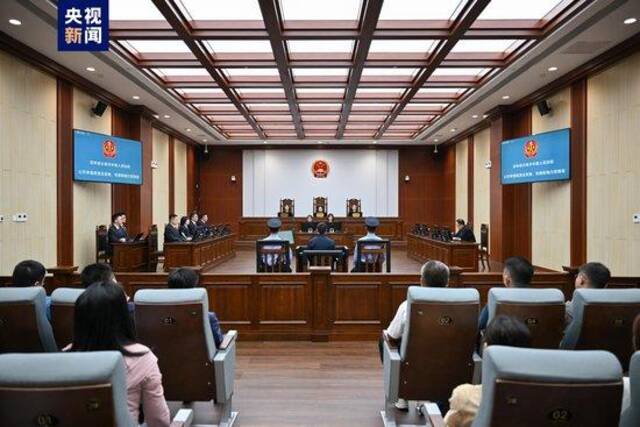 国家开发银行原党委委员、副行长周清玉受贿、利用影响力受贿案一审开庭