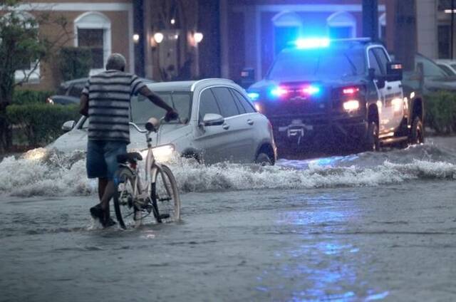 美国佛罗里达州多地强降雨将持续 可能引发山洪