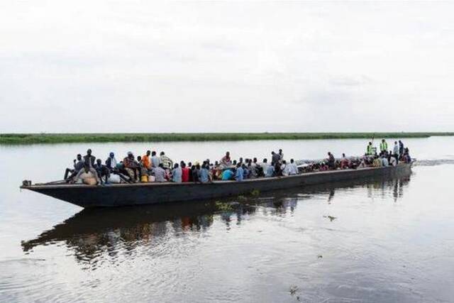 苏丹难民和南苏丹难民在伦克港乘坐驳船。©UNHCR/AlaKheir
