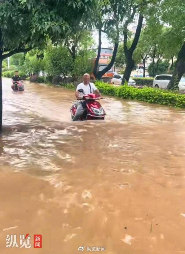 网友发布的13日桂林市象山区二塘乡境内道路的积水视频（来源/视频截图）