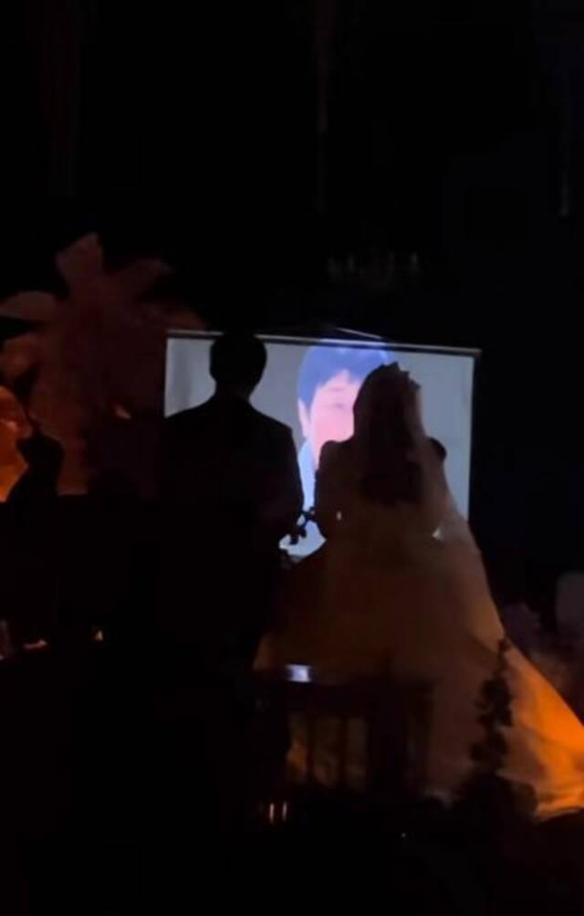 新娘婚礼上播放AI复原已故婆婆影像：当晚爱人反复看视频 仿佛母亲“看到”他结婚了