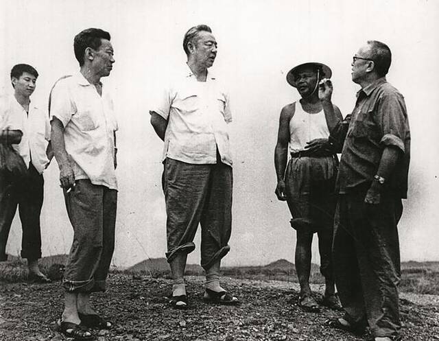 1978年8月5日，习仲勋（中）在广东惠阳地区调研。左二为广东省委农村工作部副部长杜瑞芝，右一为惠阳地委书记李富林。左一为当时正在清华大学暑期的习近平。
