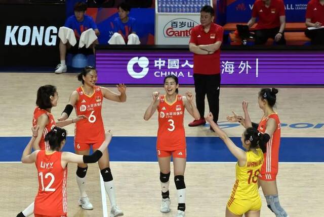 6月15日，中国队球员在比赛中庆祝得分。新华社记者卢炳辉摄