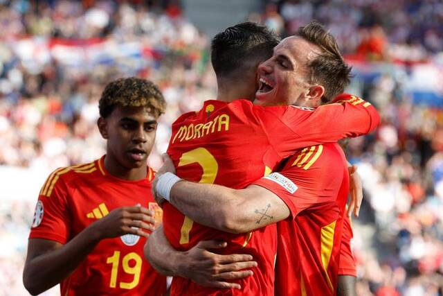 西班牙球员庆祝进球图据视觉中国