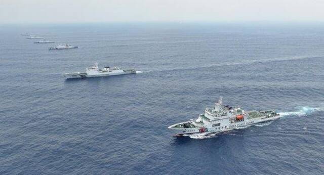 5月17日，中国海警3502编队在南海黄岩岛海域进行舰艇编队运动训练（无人机照片）。（新华社）