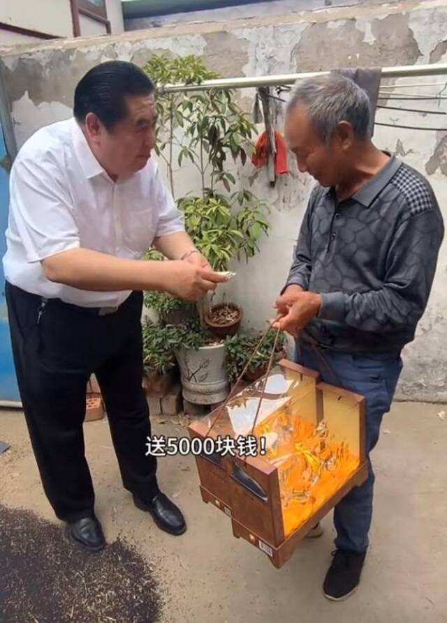 姜萍因学费问题没选择读高中，走红后已有当地企业去姜萍老家看望，送给67岁姜父5000元