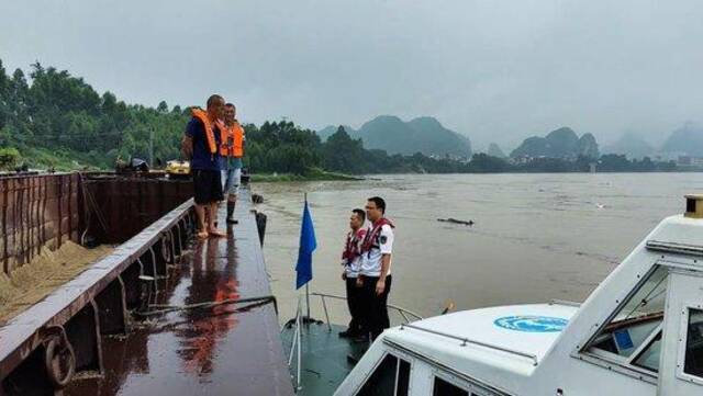6月13日，柳州海事局执法人员在融江融水二桥水域检查船舶防汛值班情况。（杨鹏摄）