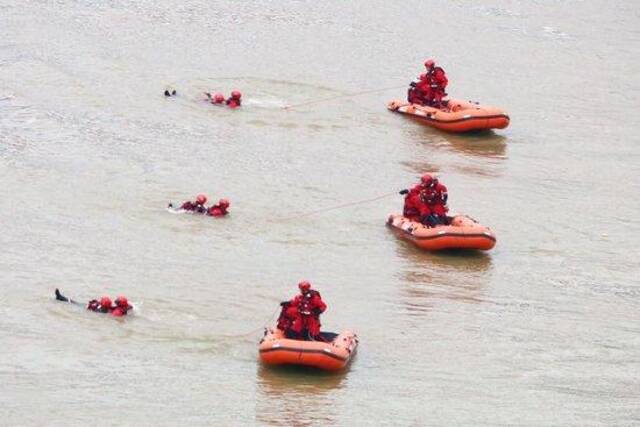 6月11日，梧州市消防救援支队水域救援专业队在广西桂江流域进行救援训练。（雷开伟摄）