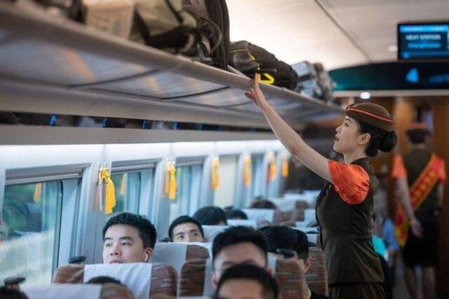 新华全媒+丨 京广高铁全线实现复兴号动车组列车时速350公里运营