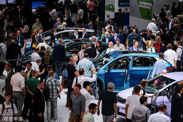 去年9月，中国电动汽车亮相2023慕尼黑车展，展台前人山人海。（视觉中国）