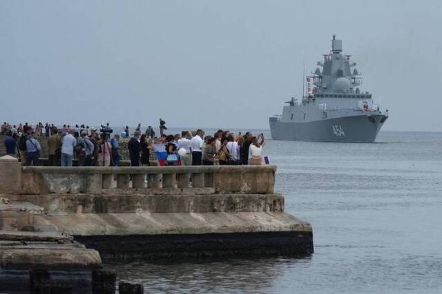 2024年6月12日，访问古巴的俄军舰艇驶入哈瓦那港，民众聚集围观拍照，欢迎俄军到访。（ICPhoto）