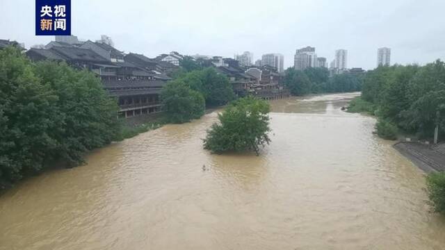 重庆部分区县出现暴雨 5条河流水位上涨1至3米