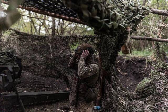 △5月17日，顿涅茨克地区，一名乌克兰士兵戴上头盔。