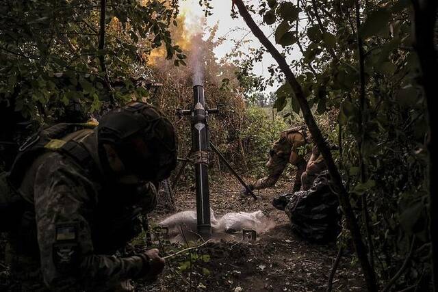 △6月15日，乌克兰士兵在顿涅茨克地区向俄军阵地发射炮弹。