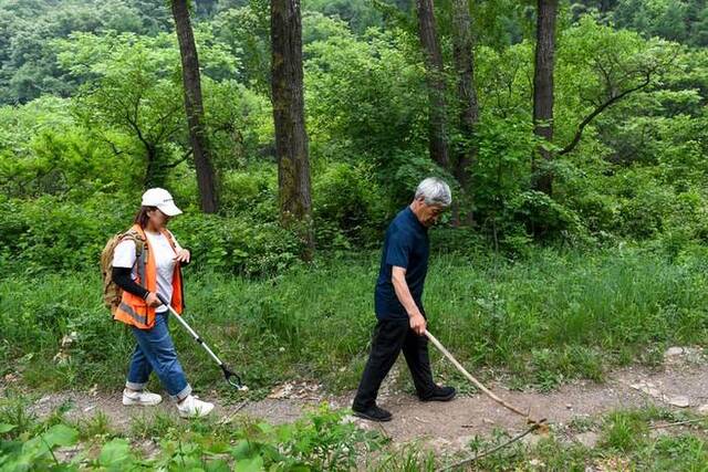 长城保护员梅景田（右）和刘红岩在前往长城的山路上（5月23日摄）。新华社记者刘金海摄