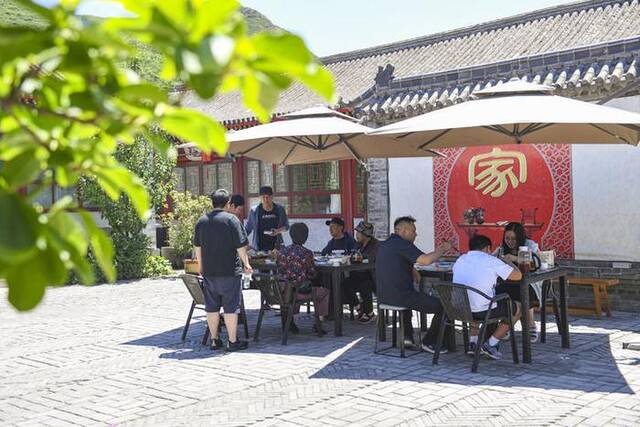 游客在石峡村的农家院餐厅用餐（6月1日摄）。新华社记者陈钟昊摄