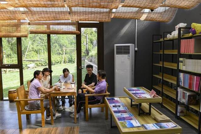 北京石油化工学院的师生在石峡村的一间书屋里就乡村文旅调研进行讨论（5月31日摄）。新华社记者陈钟昊摄