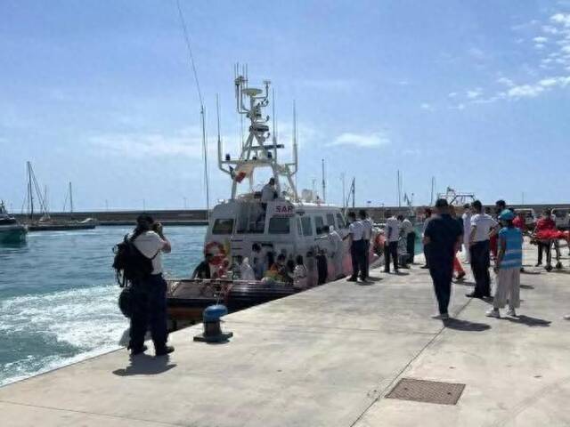 一非法移民船在意大利南部海域倾覆，数十人失踪